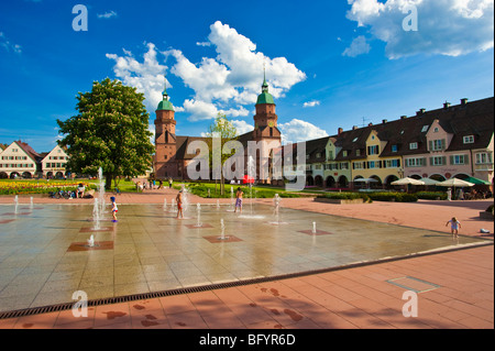 Verspielte Brunnen am unteren Marktplatz vor der Pfarrkirche, Freudenstadt, Schwarzwald, Baden-Württemberg, Deutschland Stockfoto