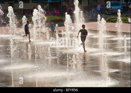 Verspielte Brunnen am unteren Marktplatz, Freudenstadt, Schwarzwald, Baden-Württemberg, Deutschland, Europa Stockfoto