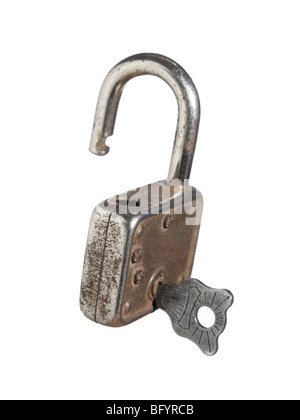 Ein offenes Schloss mit einem Schlüssel, der isoliert auf weißem Hintergrund. Stockfoto