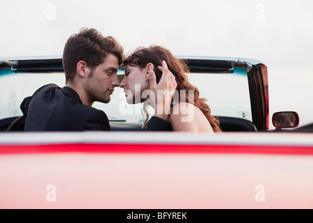 paar im Auto küssen Vordersitz Stockfoto