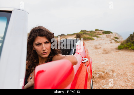 Frau sitzt in einem offenen Wagen Stockfoto