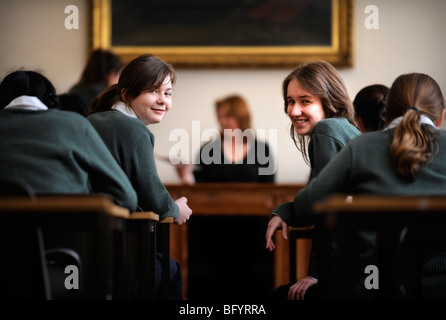 Zwei Mädchen aus Cheltenham Ladies' College Gloucestershire UK Stockfoto