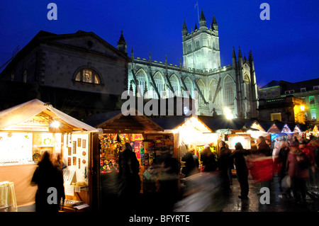 Weihnachtsmarkt bei Dämmerung, Bath, Somerset, England, Vereinigtes Königreich Stockfoto