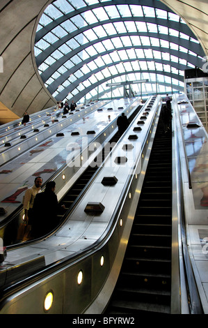 Fahrtreppen in Canary Wharf u-Bahnstation, Cabot Square, Canary Wharf, London, England, Vereinigtes Königreich Stockfoto