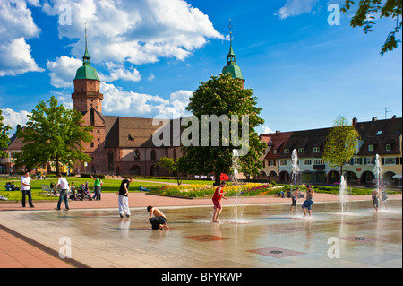 Verspielte Brunnen am unteren Marktplatz vor der Pfarrkirche, Freudenstadt, Schwarzwald, Baden-Württemberg Stockfoto