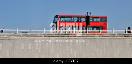 Waterloo Bridge & Schild auf Betonstruktur roter Doppeldecker ohne Kennzeichnung öffentlicher Verkehrsmittel Bus Stahlgeländer Fußgängergeländer London England Großbritannien Stockfoto