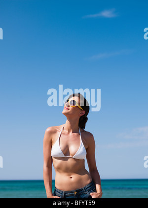 Frau mit Sonnenbrille nachschlagen Stockfoto
