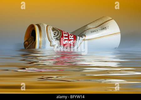 Leer kann der Lager auf dem Wasser schwimmt Stockfoto