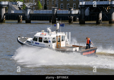 Schnelle Polizei Patrouillenboot auf Fluß Themse London Stockfoto