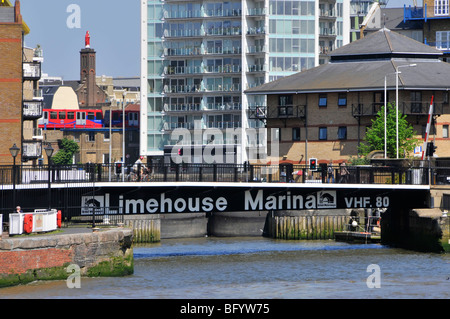 Straße Brücke, die den Zugang von Themse zu sperren, Limehouse Marina & Kanäle swing Stockfoto