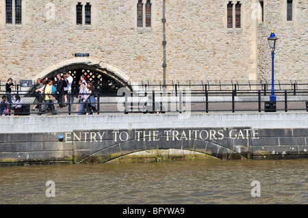 Direkter Zugang zum Tower of London Traitors Gate von der Themse bei Flut, komplett mit Schild an der Flussmauer England UK Stockfoto