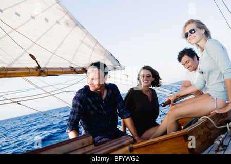 zwei Paare auf einem Segelboot lächelnd Stockfoto