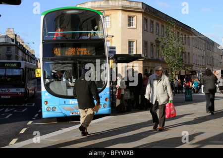 Park & Ride Fluggästen Bus in Bath Somerset England UK Stadt Zentrum zurück zu ihren Autos in eine andere Stadt Parkplatz Stockfoto