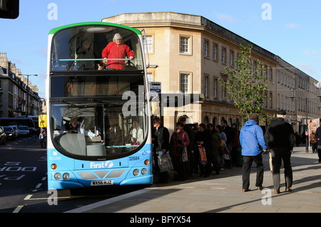 Park & Ride Fluggästen Bus in Bath Somerset England UK Stadt Zentrum zurück zu ihren Autos in eine andere Stadt Parkplatz Stockfoto