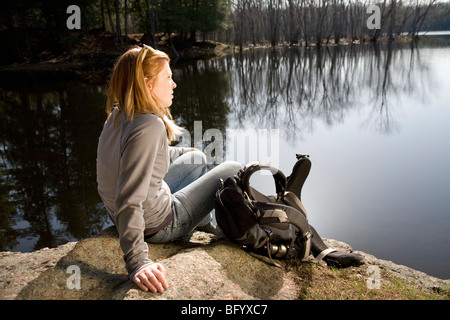 Frau ruhen am See Stockfoto