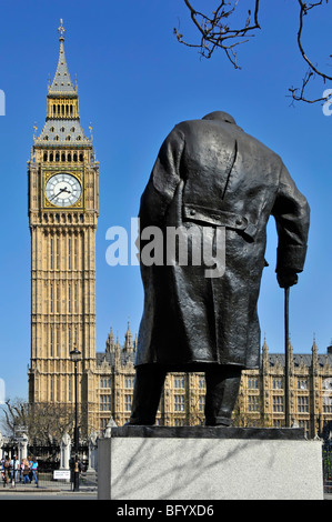 Rückblick auf die Statue von Sir Winston Churchill mit Blick auf die Houses of Parliament, das Big Ben Uhrenteil und den Elizabeth Tower in London, England, Großbritannien Stockfoto