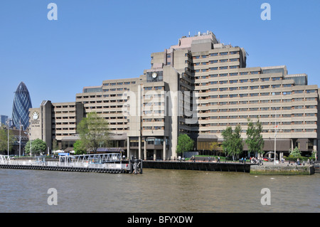 Guoman Tower Hotel, ursprünglich bekannt als der Turm Thistle Hotel mit Gurke Bürogebäude in der City of London Stockfoto