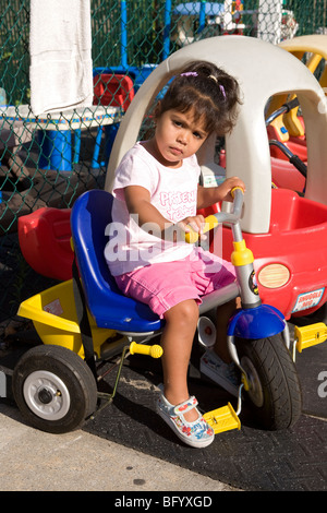 Multikulturellen Kindergarten/Kinderbetreuung Zentrum in Brooklyn, New York. Stockfoto