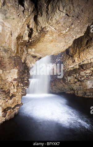 Der Fluss Allt Smoo fallen durch ein Loch Waschbecken in Smoo Cave in Durness, Highland, Schottland Stockfoto