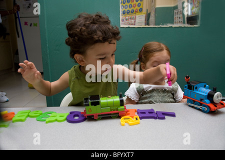 Multikulturellen Kindergarten/Kinderbetreuung Zentrum in Brooklyn, New York. Stockfoto