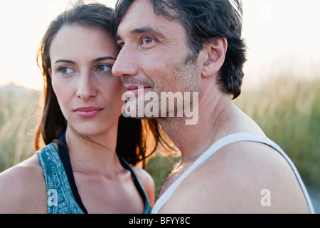 paar, umarmen, schaut sich um, Strand Stockfoto