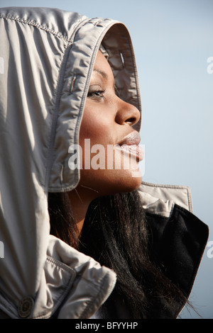 Frau trägt warme Kapuzenjacke Stockfoto