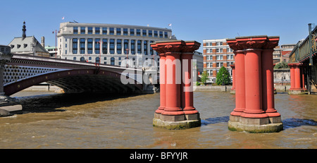 Übrigen Spalten stillgelegter Blackfriars Railway Bridge über die Themse mit Blackfriars Road Bridge & Unilever Gebäude über London England Großbritannien Stockfoto