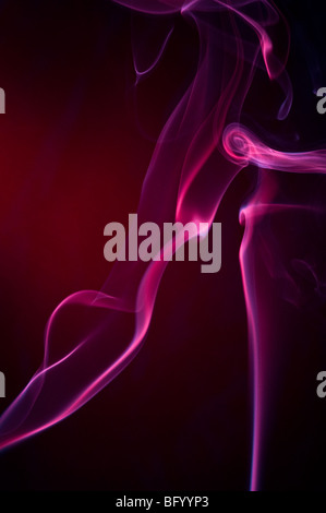 Farbiger Rauch, verschiedene Formen Figuren und Farben auf schwarzem Hintergrund. Stockfoto