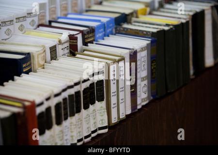 Israel, Tel Aviv, Beit Daniel, Tel Avivs erste Reform Synagoge. Jüdische Gebetbücher - Sidur Stockfoto