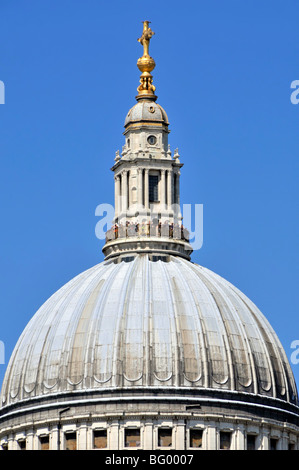 Touristen auf der Aussichtsplattform des goldenen Galerie an der Kuppel der St. Pauls Cathedral London Stockfoto