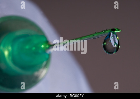 Makro Close Up einer Spritze Nadel mit einem Tropfen an der Spitze Stockfoto