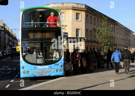 Park & Ride Fluggästen Bus in Bath Somerset England UK Stadt Zentrum zurück zu ihren Autos in eine andere Stadt Parkplatz Stockfoto