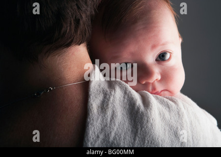 Jungen Baby an Mutters Schulter Stockfoto