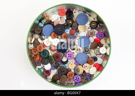 Schaltfläche "Zinn enthält eine Vielzahl von verschiedenen farbigen Tasten von oben vor einem weißen Hintergrund. England-UK-Großbritannien Stockfoto