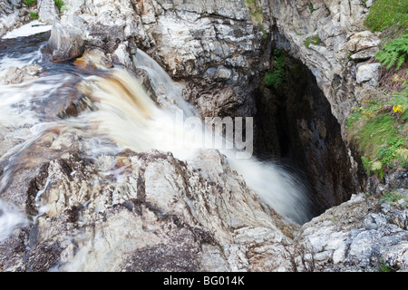 Der Fluss Allt Smoo, der in einem Sinkloch in die Smoo Cave in Durness, Highland, Schottland, Großbritannien fällt Stockfoto