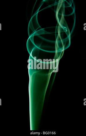 Farbiger Rauch, verschiedene Formen Figuren und Farben auf schwarzem Hintergrund. Stockfoto