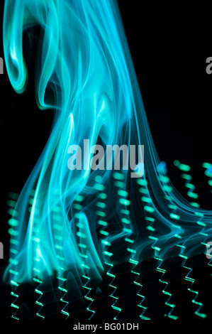 Farbiger Rauch, verschiedene Formen Figuren und Farben auf schwarzem Hintergrund. Stockfoto