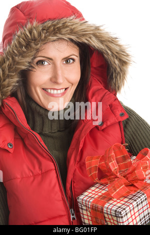Porträt von Reife schöne Frau mit Geschenk isoliert auf weißem Hintergrund Stockfoto