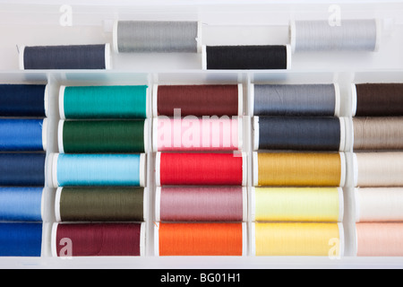 Nähgarne Rollen in einer Vielzahl von Farben close-up Stockfoto