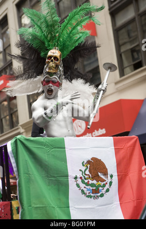 2009: Hispanic Day Parade in New York City, wo Tausende die Kultur ihrer Heimatländer feiern. Stockfoto