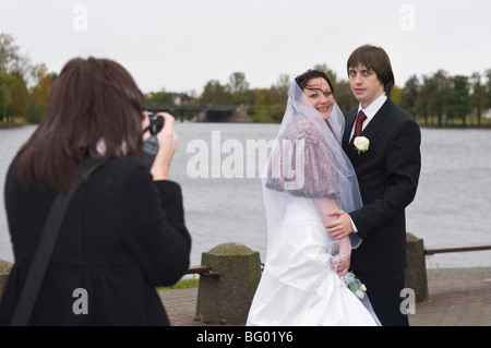 Am Ufer sind paar fotografiert. Nehmen Sie ein Bild Stockfoto