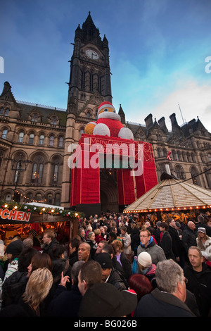 Großbritannien, England, Manchester, Albert Square, Continental Weihnachtsmarkt vor dem Rathaus Stockfoto