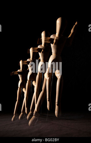 Holzfigur, Mehrfachbelichtung, Bewegung zu simulieren Stockfoto