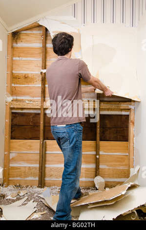 Man zieht der Gipsplatte um Zimmer zu renovieren Stockfoto