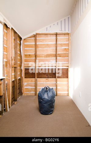 Zimmer mit freiliegenden Holzplatten renoviert Stockfoto