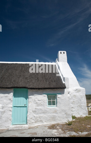 Strohdach weißen Häuschen in Struisbaai, SA gewaschen. Viele Häuser restauriert und als National Monuments ausgewiesen. Stockfoto