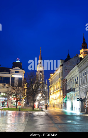 Novi Sad-Straße in der Nacht, Blick auf Dom und Stadt Platz. Stockfoto