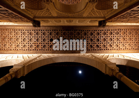 Detail der Stuckdekoration und Holzdach, Pavillon, Generalife-Palast, Palast von Alhambra, Granada, Spanien Stockfoto