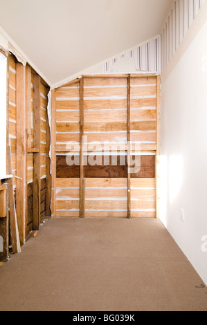 Zimmer mit freiliegenden Holzplatten renoviert Stockfoto