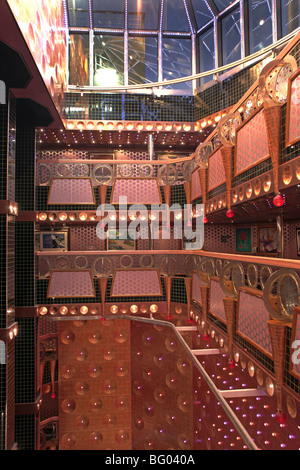 Kreuzfahrt Schiff Atrium an Spitze mit Oberlichter und helle Lichter. Böden und Balkon in der Nacht. Stockfoto